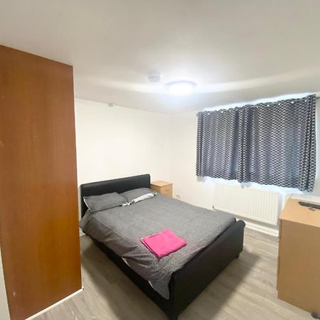 The Heathrow Lodge London Uk Harmondsworth Esterno foto