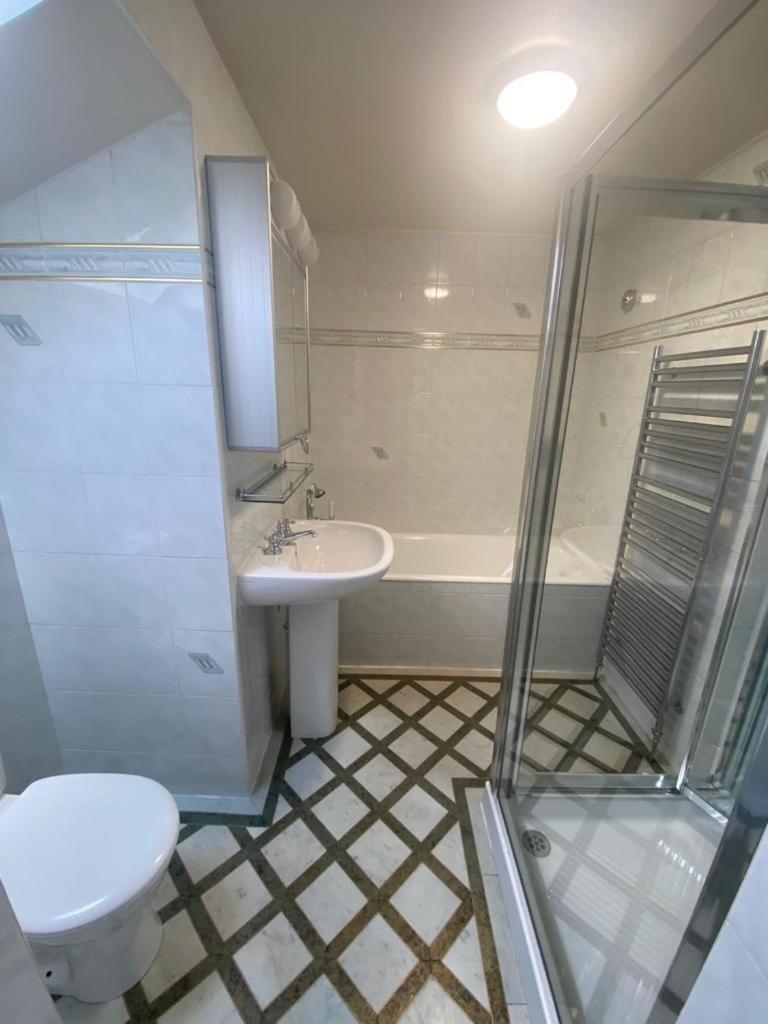 The Heathrow Lodge London Uk Harmondsworth Esterno foto